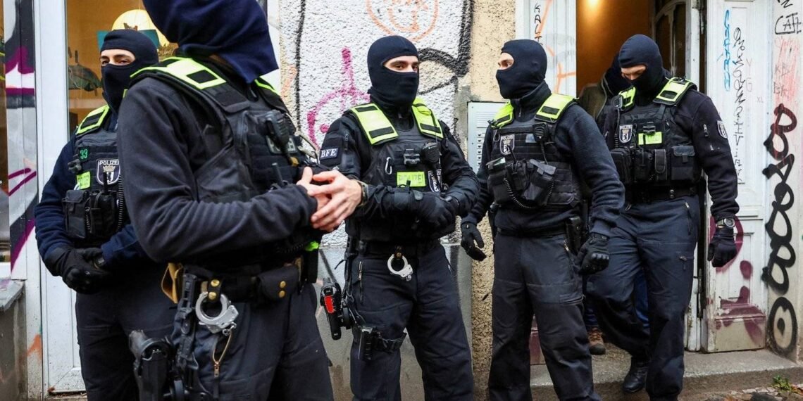 German police officers stand outside an apartment building during a raid against people supporting the Palestinian Islamist group Hamas, in Berlin, Germany, November 23, 2023. REUTERS/Fabrizio Bensch