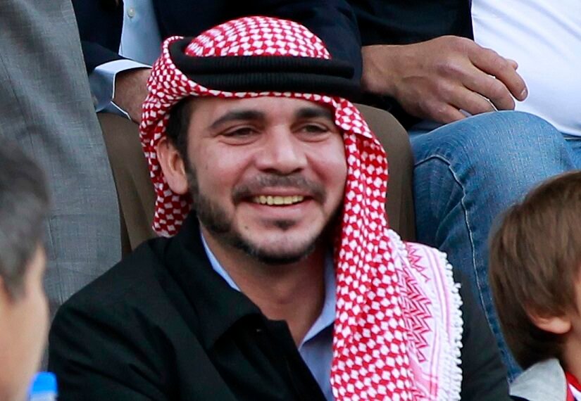 Jordan's Prince Ali bin Al-Hussein (C) and Prince Hashem (R), son of his brother King Abdullah, watch Jordan play against Japan during their 2014 World Cup qualifying soccer match at King Abdullah stadium in Amman March 26, 2013. REUTERS/Muhammad Hamed (JORDAN - Tags: SPORT SOCCER ROYALS ENTERTAINMENT) - RTXXYDW