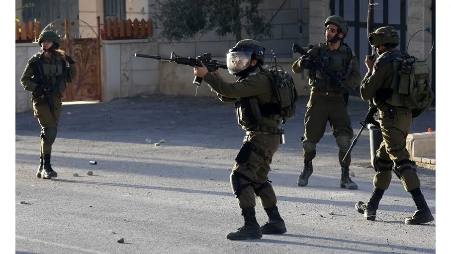 بينهم مُسنّة.. إصابة 4 فلسطينيين بمواجهات مع الاحتلال في بيت أمر