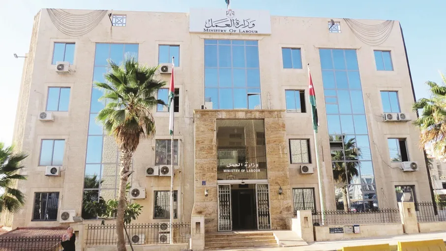 العمل: ترحيل فوري لأي طالب غير أردني يُضبط وهو يعمل