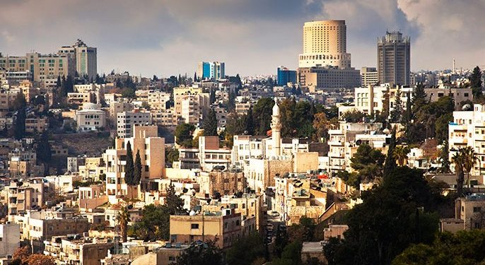 طقس ربيعي دافئ اليوم وأجواء مغبرة مساء الجمعة