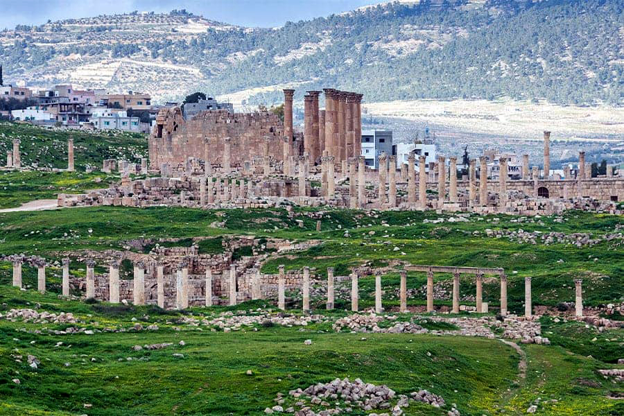أجواء العيد في جرش: فرح وتقاليد أصيلة تزين المدينة الأثرية