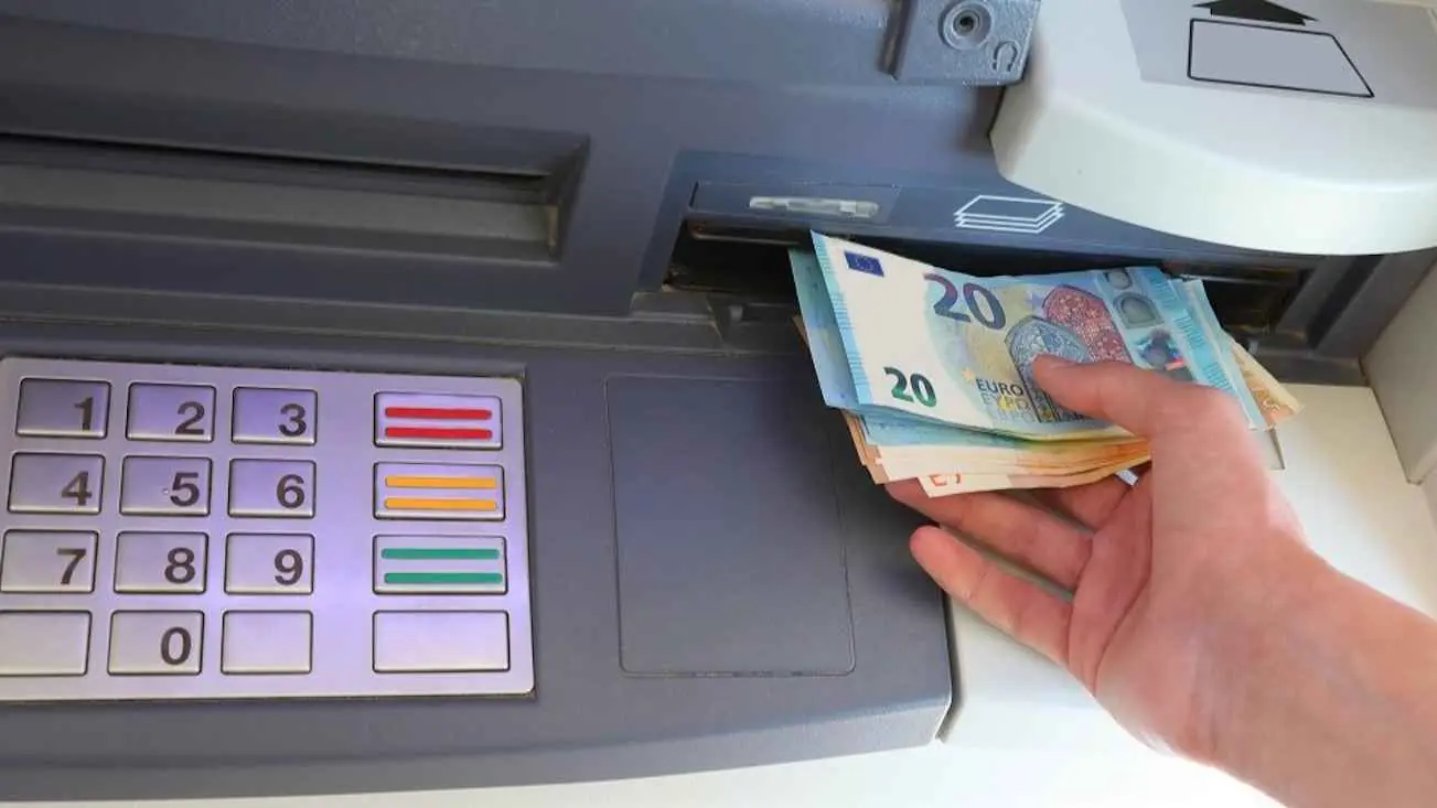 “الحيلة المفضوحة”.. إسبانية تقع في الفخ وتخسر معاش العجز