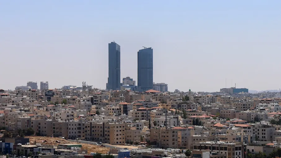 طقس بارد وغائم وسط زخات مطرية اليوم وارتفاع الحرارة الأربعاء