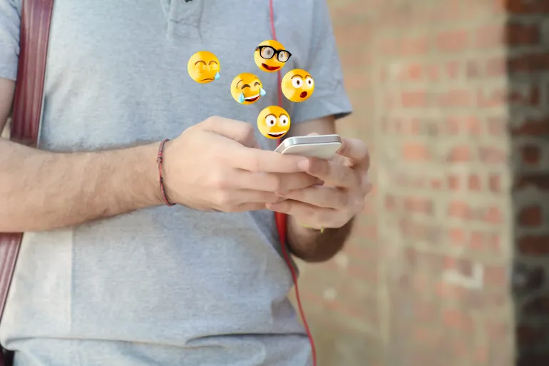 يمكن لهاتفك اقتراح رموز تعبيرية أيضا. وللقيام بذلك كل ما عليك فعله هو كتابة وصف بسيط للرمز التعبيري مثل ابتسامة أو نار أو قلب (شترستوك)